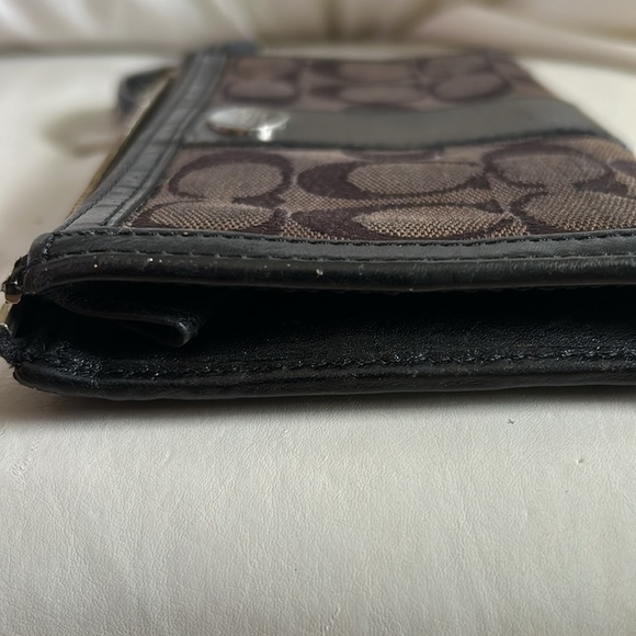 Pre owned Black/Brown Signature “C” Coach Wristlet-Great Condition - Picture 11 of 13